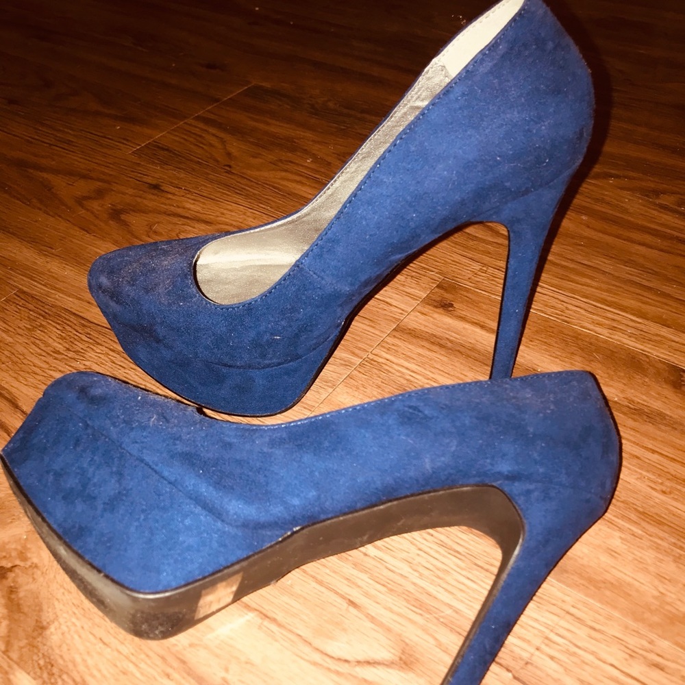 Charlotte Russe size 8 navy faux suede pump.